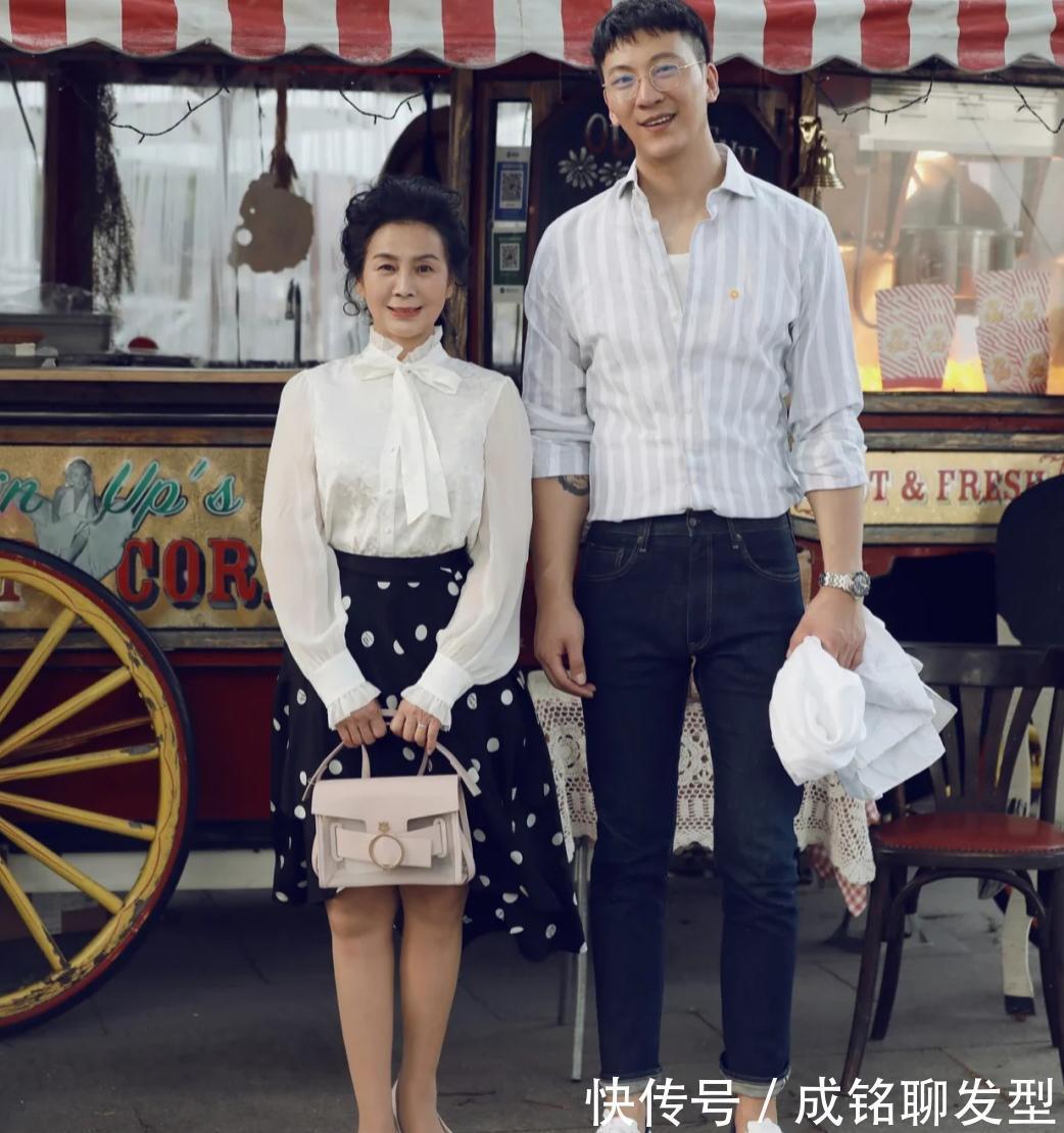 违和感|五六十岁妈妈穿衣太土气，学一下这位阿姨的优雅穿搭，高级又体面