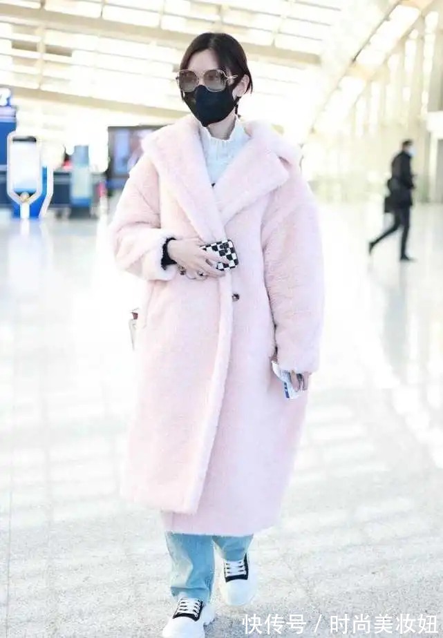 穿搭|被这位60岁奶奶惊艳了,穿羊羔绒外套洋气减龄,年轻10岁不止