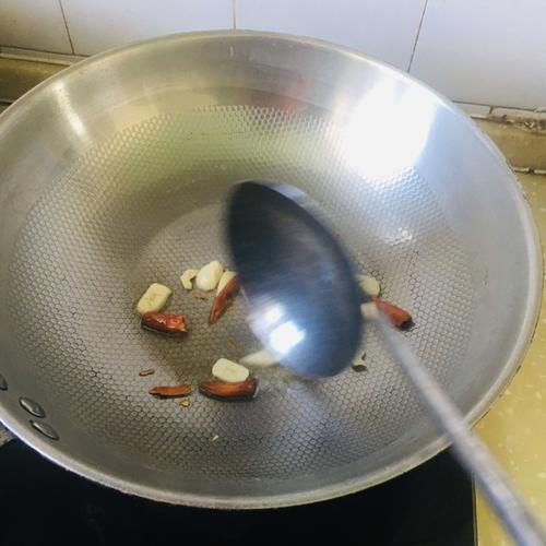 广式腊肠炒芹菜,简单美味的快手菜