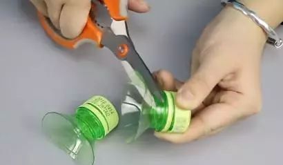 瓶盖|出门鞋子脏了不用愁，只需2个塑料瓶盖，立马解决难题，简单方便