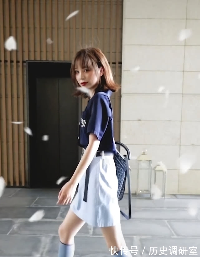 深蓝色|小姐姐的腿有多细呢?穿了“6双”袜子还能拥有漫画腿,我酸了!