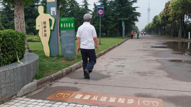 运动|“走路”也能减肥的4个技巧,燃烧卡路里,或能为健康保驾护航