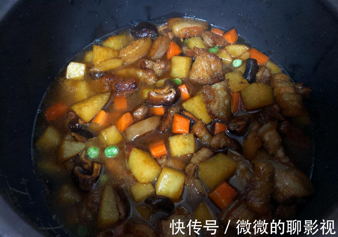 盖浇饭、拌饭，都不如这一碗有肉有菜的焖饭，好吃到停不下来