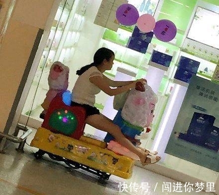 |搞笑图片幽默段子笑话:兄弟你胆子还挺大的,在这边睡觉注意安全