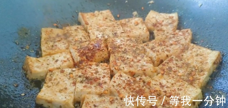 豆腐新吃法，不炒不炖不凉拌，撒点调料，鲜香美味，外酥里嫩