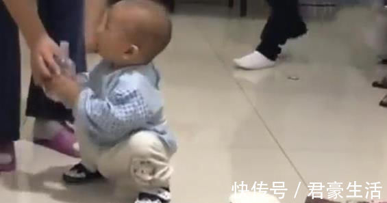 宝宝|1岁宝宝抓周,紧紧抓住这样东西不撒手,奶奶直呼完了