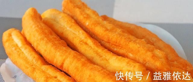 油条最简单的做法，不用泡打粉，加上它，个个空心又酥脆，太香了