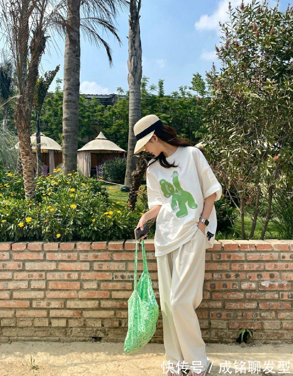 t恤|简约又显嫩的长款T恤穿搭,清爽随意不失时尚,今夏流行这样穿