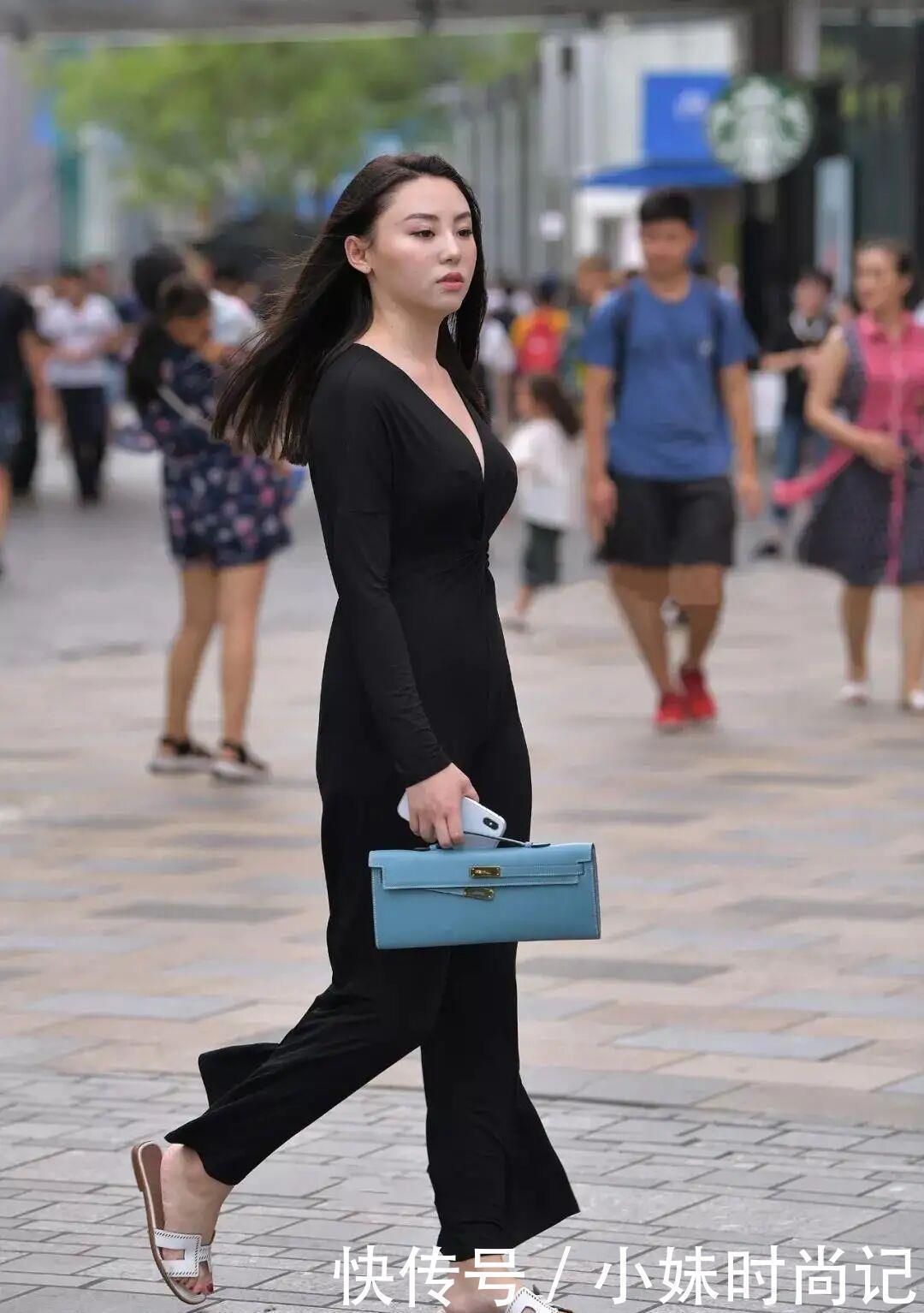 街拍没有阔腿裤了,年轻女孩只认“连体裤”,谁穿谁时髦又好看