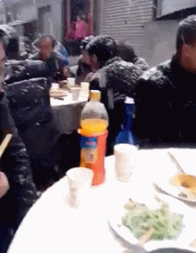 |搞笑GIF:第一次结婚没经验,岳父在上,小婿先干为敬