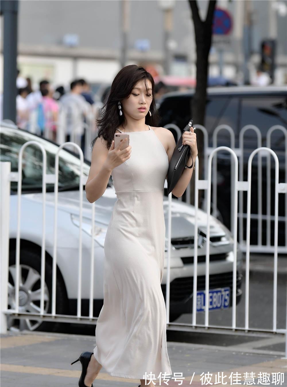 细跟鞋|修身连衣长裙,还是搭配尖头细跟鞋,细跟高一些会更好