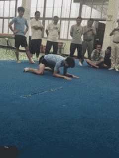 |搞笑GIF:现在都这么敬业的么?吃饭都得跳?