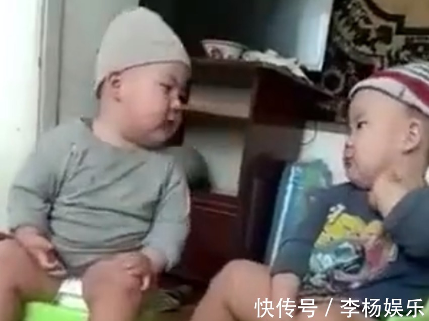 词汇|两个小宝宝“聊天”聊得不亦乐乎,网友像极了村口唠嗑的老大爷