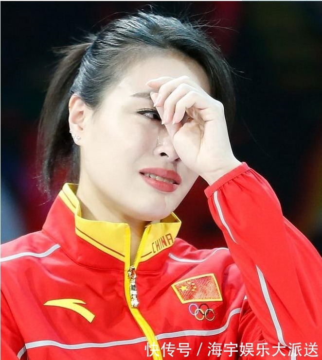 一字肩|跳水皇后吴敏霞身材太好，紧身上衣秀八块腹肌，一字肩细腰太迷人