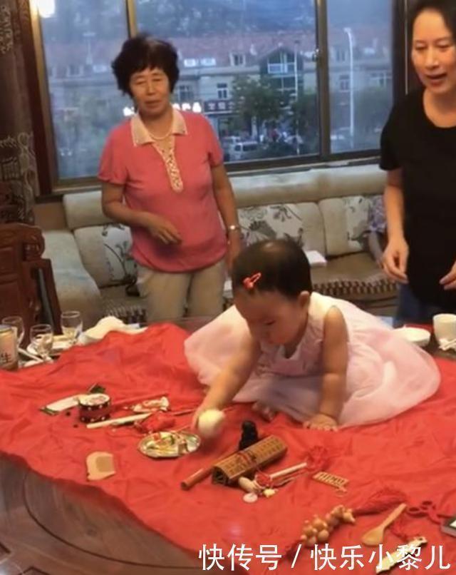 兴趣|女儿百日宴“抓周”，一下抓起“饱腹之物”，妈妈脸红没脸看了