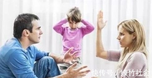 瑜伽|妈妈倒立练瑜伽,1岁宝宝笑着跑过来,做出的行为让人哭笑不得!