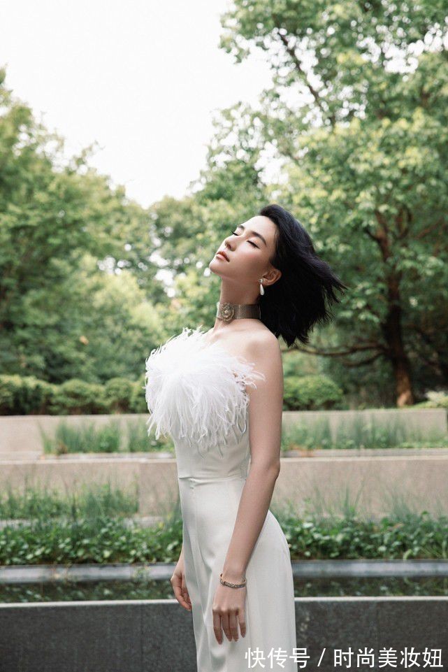 穿搭 何超莲穿衣真“大胆”,丝巾直接当挂脖上衣性感迷人,又美出圈了