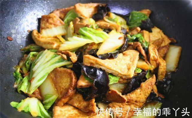 白菜炖豆腐,这样做才好吃,豆腐鲜香多汁,白菜脆嫩爽口