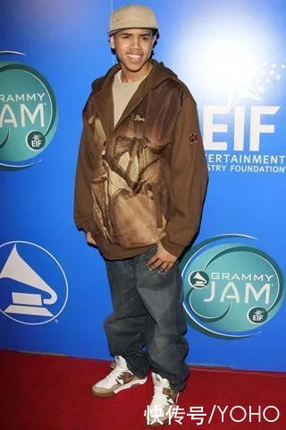 logo|土豪风,路人甲,暴发户?曾经的时尚黑洞Drake凭什么借着新联名咸鱼翻身?