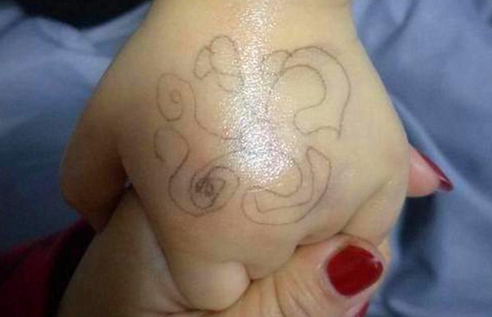 妈妈|“老师”在小女孩手上画图形,孩子沾沾自喜,妈妈看到后直接报警