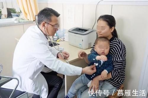 脊柱|4个月宝宝被查出“脊柱变形”,只因宝妈带娃出门时,总是这样做