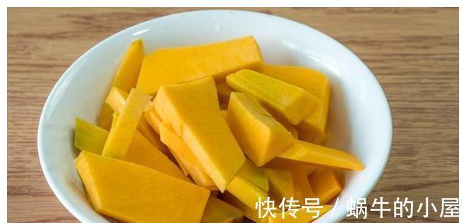 小米|小米别再熬粥喝了，加1块南瓜搅一搅，香甜又软糯，比蛋糕还好吃