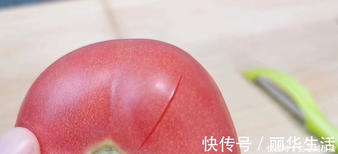今天才发现，给西红柿去皮原来这么简单，不需要开水烫