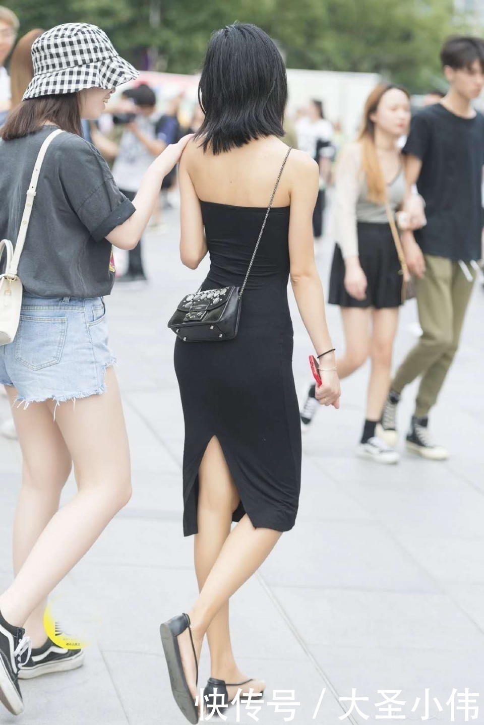 美女|美女街拍一字肩连衣裙后开叉街拍,尽显优雅轻熟风