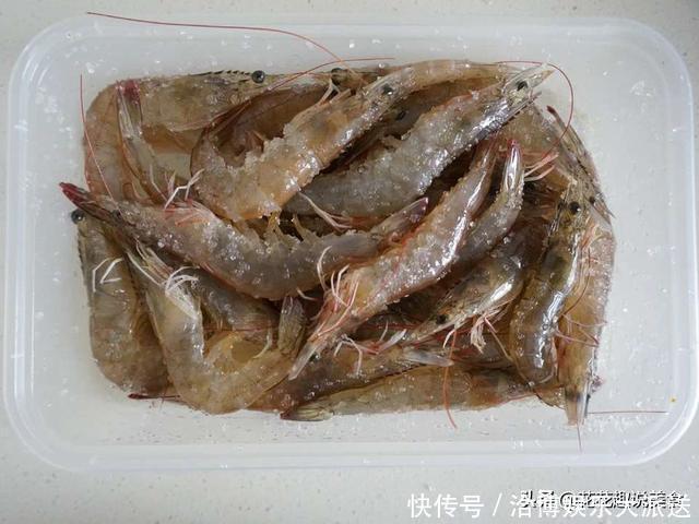 大虾别再放塑料瓶中冷冻了,厨师教你新方法,放1年虾头都不黑
