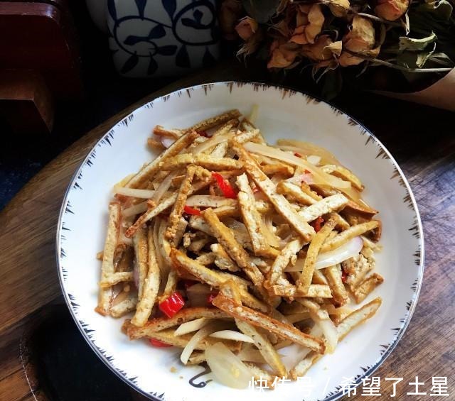 油豆腐|油豆腐丝拌洋葱,家常小菜,爽口又开胃!
