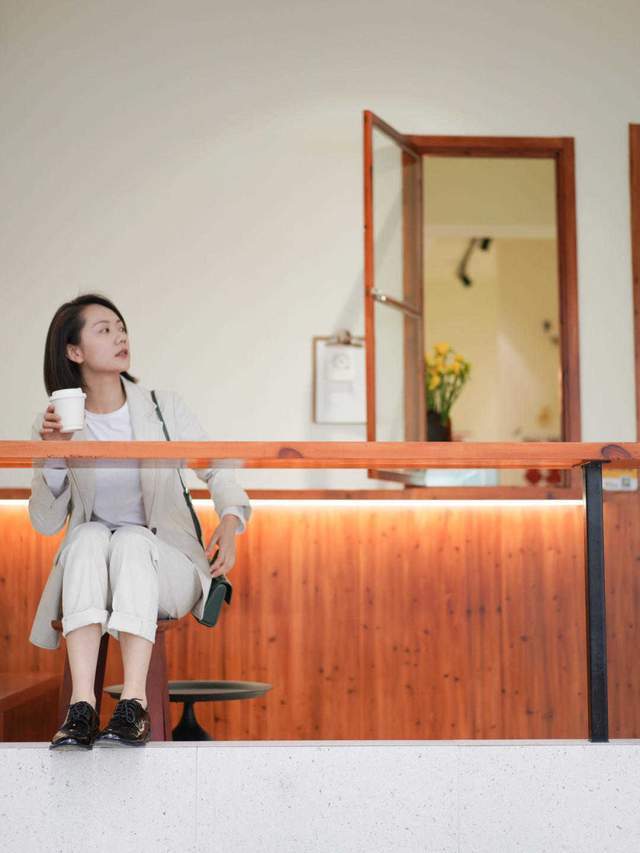 百搭|穿来穿去,还是“小白裤”百搭日常,搭配西装干练知性,美得高级