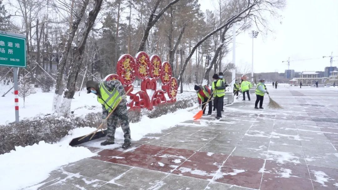 【清洁城乡环境 守护全民健康】 提升公园形象?北安市园林处强化环境卫生整治