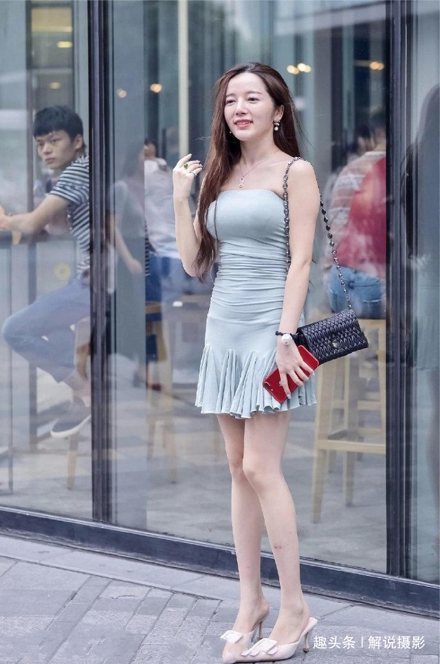 路人街拍,美女穿一条淡蓝色的裙子,看起来非常性感