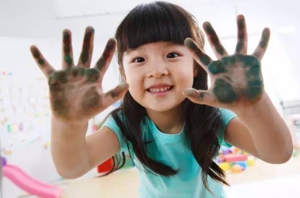 妈妈|亲戚送的旧衣服可以给孩子穿,但要有这4样物品,妈妈一定要婉拒