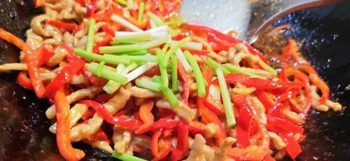  小炒|为何别人炒肉丝都是嫩滑小炒肉，而自己炒过半辈子还是“老腊肉”