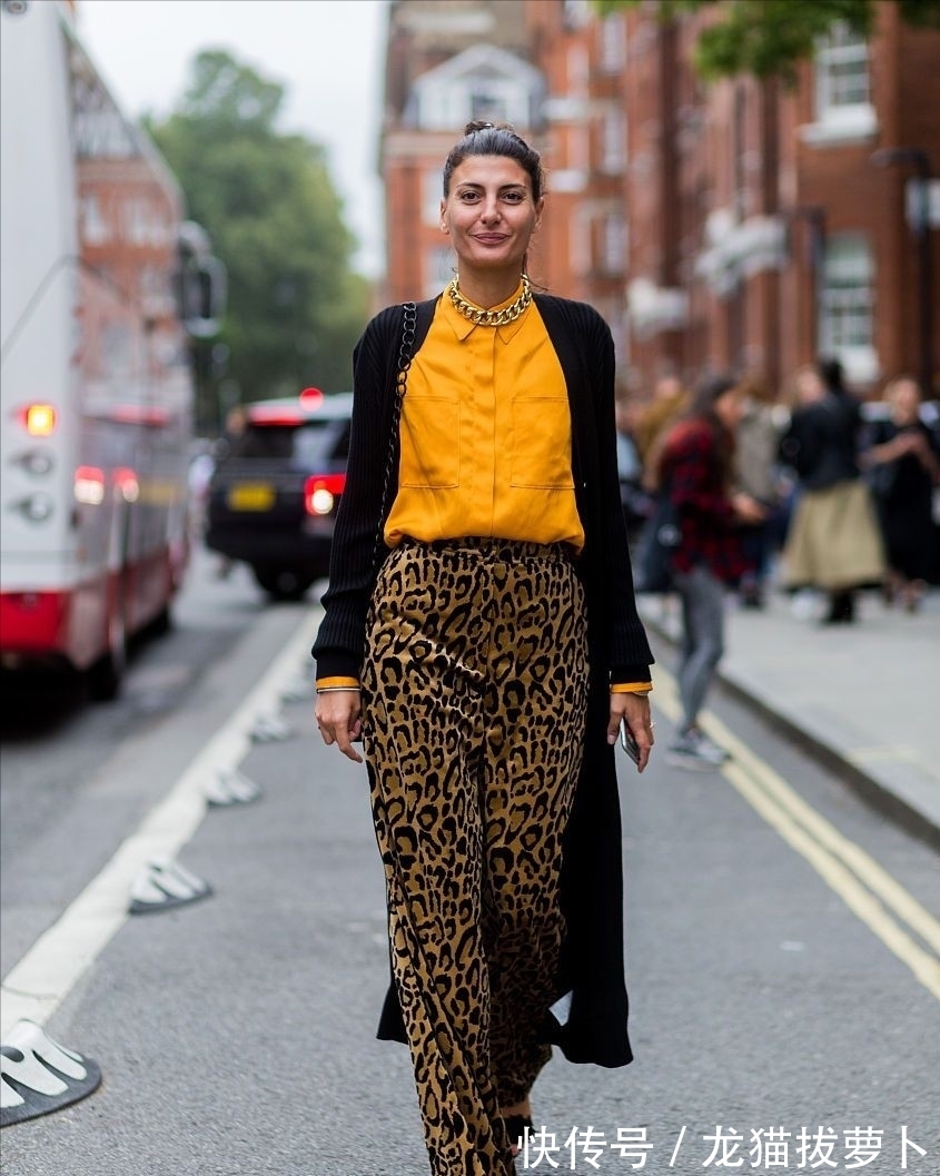 丝绒 “长大衣+阔腿裤”太高级了，不试试不知道身材这么好，太适合40+