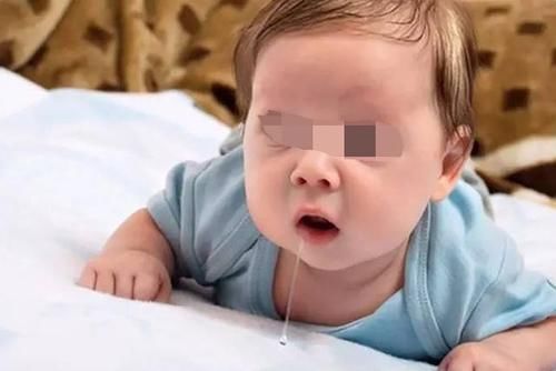 家长|宝宝逮啥啃啥、总流口水,可能是在说“我要长牙了”,家长别忽视