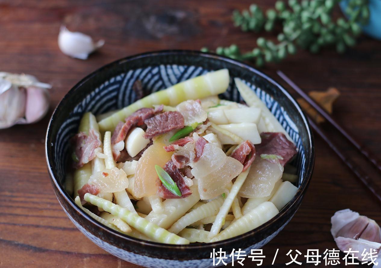 火腿切薄片搭配脆嫩的笋,味道太鲜美了,一口吃出幸福感