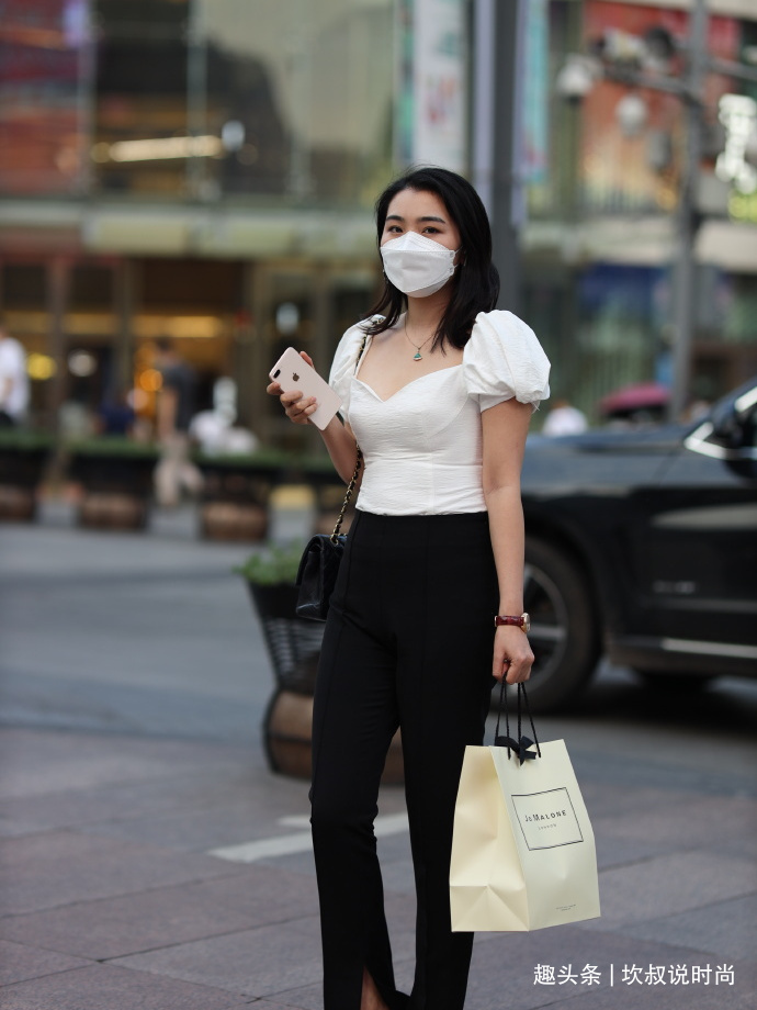 经典“黑白配”,既有气质又显身材,让你轻松“胜人一筹”