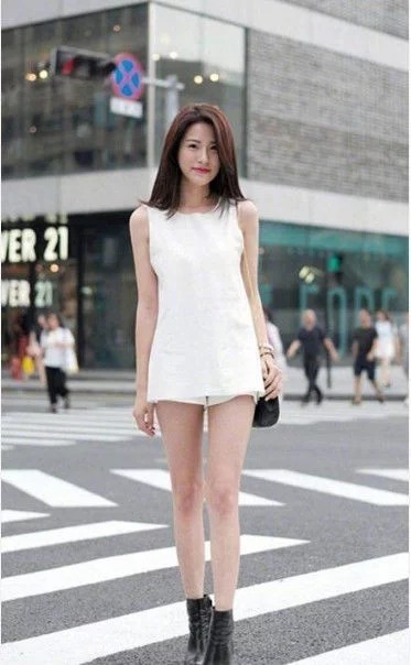 街拍:小姐姐颜值高身材好,一双修长的美腿,特别吸睛