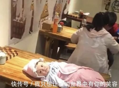 作息时间|夫妻俩餐馆吃饭,路人拍照传到网上,网友:孩子是意外