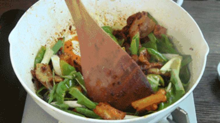 回锅肉做的又柴又硬,大厨教你做回锅肉的小窍门,3分钟就学会