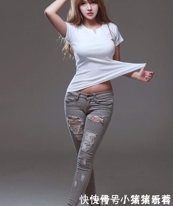 街拍美女清爽迷人的紧身牛仔裤小姐姐,突显身材与气质