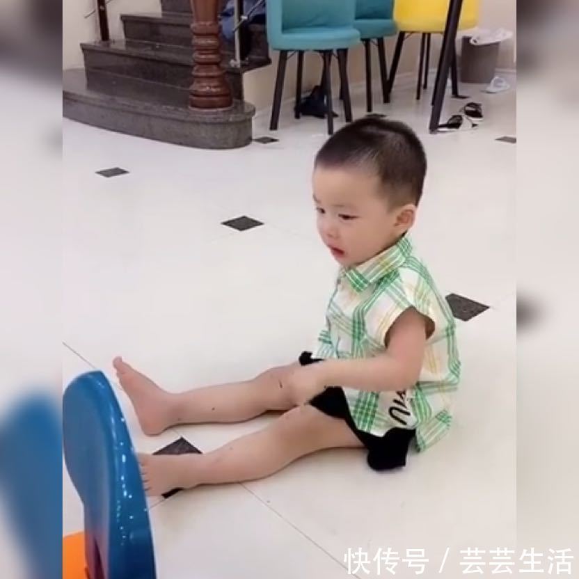 老大|姐姐喂弟弟“强制性”喝药,弟弟惊恐的眼神笑翻网友一物降一物