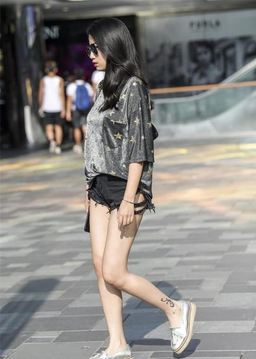 街拍：靓丽穿搭装点精致生活，简约也是一种独特的美