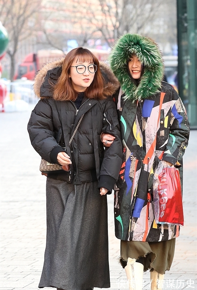 街拍|这个衣服比羽绒服还暖,一点儿不臃肿,还能一件当两件穿