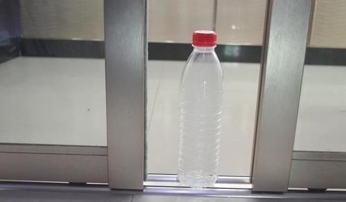 在门口放一个塑料瓶,太聪明了,解决了困扰大家的一大难题,真棒