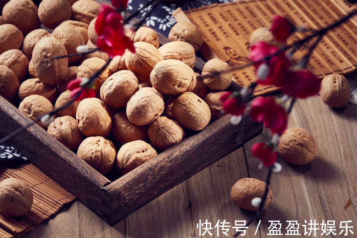 核桃|晚上睡前吃两颗核桃,坚持一段时间,会有几大好处如约而至!