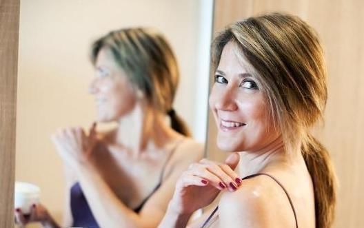 甜食|加速女人衰老的三个行为,熬夜不算什么,第一个可能你经常在做