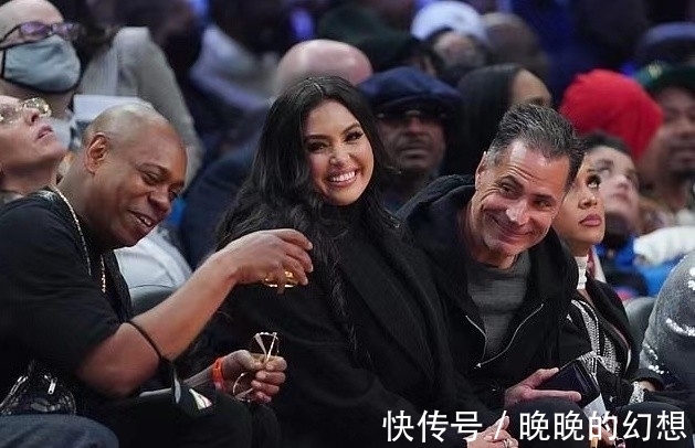 布莱恩|科比的39岁遗孀现身NBA现场全黑造型显得太壮实,与保罗深情拥抱